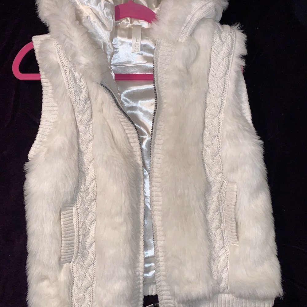Fluffy faux fur white vest with good